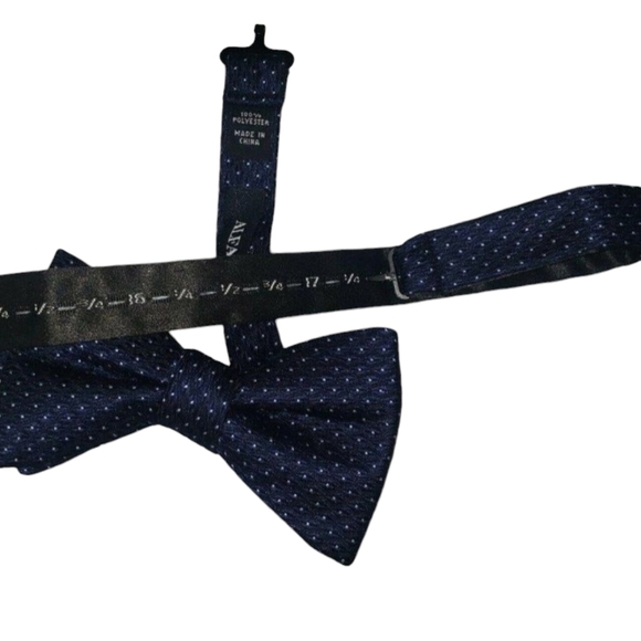 MEN'S ALFANI Pre-Tie Bowtie. 100% Silk. Blue Poker - Picture 1 of 4